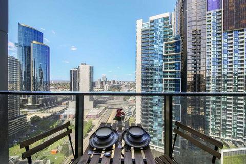 A Stylish 2BR Apt With City Views In Southbank - Accommodation Gladstone 0