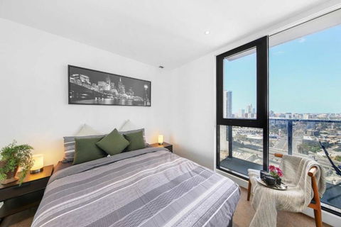 A Stylish 2BR Apt With City Views In Southbank - Accommodation Gladstone 2