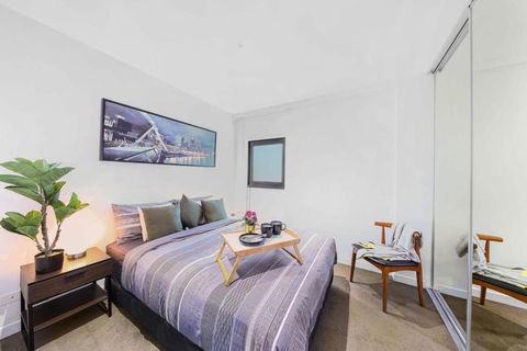 A Stylish 2BR Apt With City Views In Southbank - Accommodation Gladstone 4
