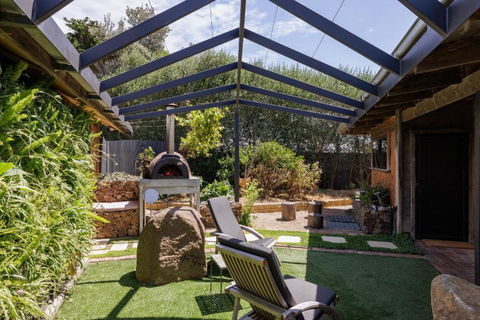 A Stylish And Unique Retreat At Surf Beach - Accommodation Gladstone 0