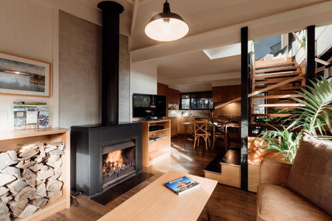 A Stylish And Unique Retreat At Surf Beach - Accommodation Gladstone 2