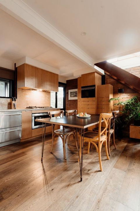 A Stylish And Unique Retreat At Surf Beach - Accommodation Gladstone 4