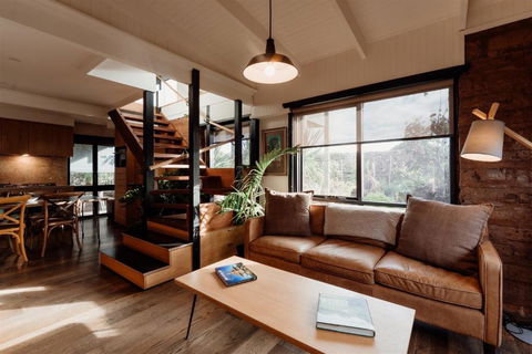 A Stylish And Unique Retreat At Surf Beach - Accommodation Gladstone 1