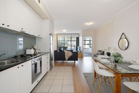 A Stylish & Bright Suite Next To Darling Harbour - Accommodation Gladstone 1