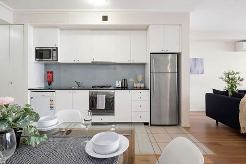 A Stylish & Bright Suite Next To Darling Harbour - Accommodation Gladstone 4