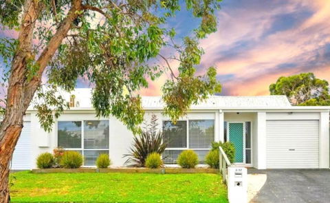A Wave From It All - Accommodation Gladstone 1