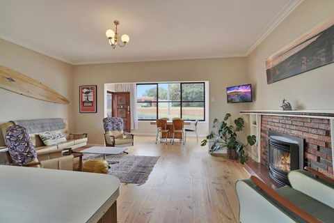 A Wave From It All - Accommodation Gladstone 2