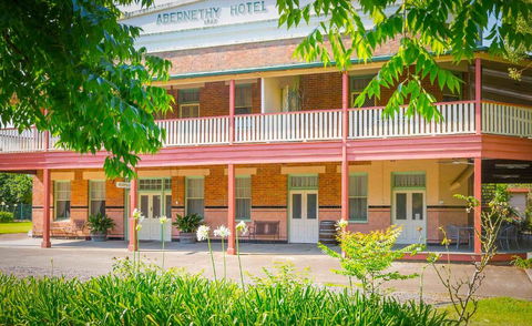 Abernethy House & Cottage - Accommodation Gladstone 0