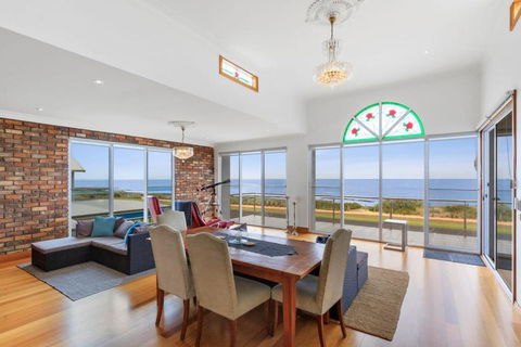Absolute Bay Frontage With Open Fire And Spa Bath - Accommodation Gladstone 0