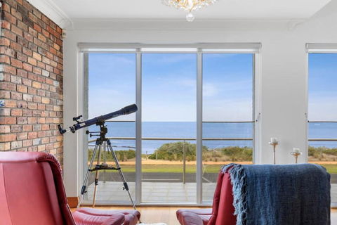 Absolute Bay Frontage With Open Fire And Spa Bath - Accommodation Gladstone 1