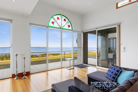 Absolute Bay Frontage With Open Fire And Spa Bath - Accommodation Gladstone 4