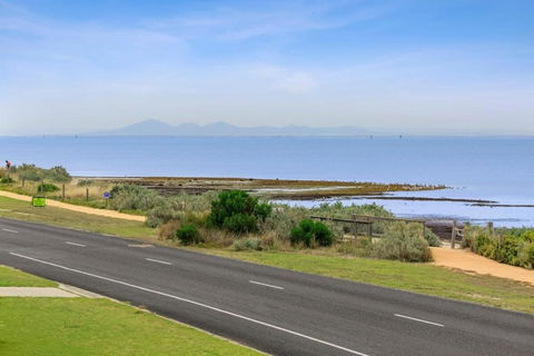 Absolute Bay Frontage With Open Fire And Spa Bath - Accommodation Gladstone 2