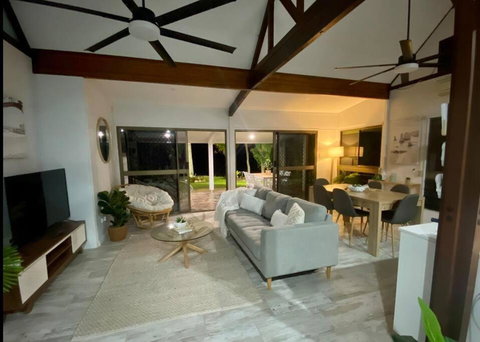 Absolute Beach Front - Accommodation Gladstone 2