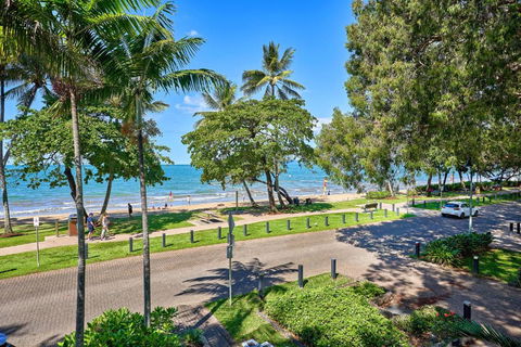 Absolute Beachfront 2 Bedroom Apartment Alassio Palm Cove - Accommodation Gladstone 0