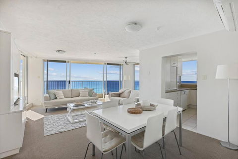 Absolute Beachfront Apartment - Accommodation Gladstone 3