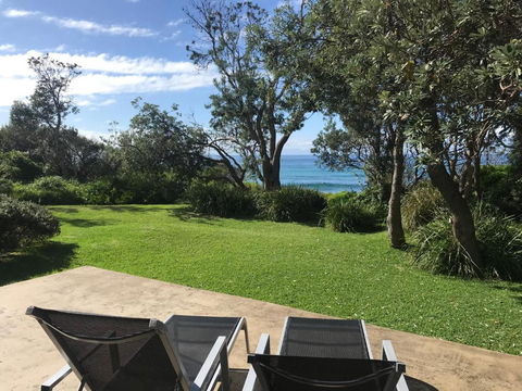 Absolute Beachfront Mollymook - Accommodation Gladstone 2
