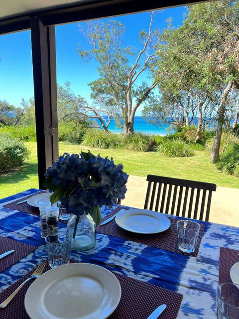 Absolute Beachfront Mollymook - Accommodation Gladstone 3