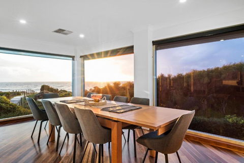 Absolute Oceanfront - Sunsets - Accommodation Gladstone 3