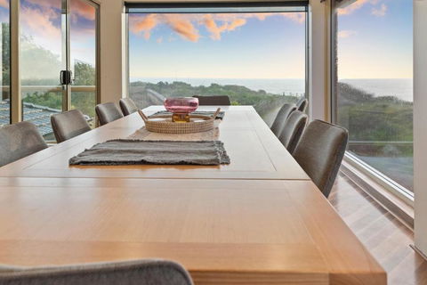 Absolute Oceanfront - Sunsets - Accommodation Gladstone 2