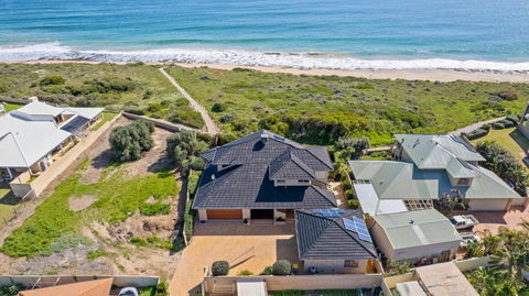 Absolute Oceanfront - Sunsets - Accommodation Gladstone 0