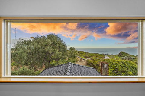 Absolute Oceanfront - Sunsets - Accommodation Gladstone 4