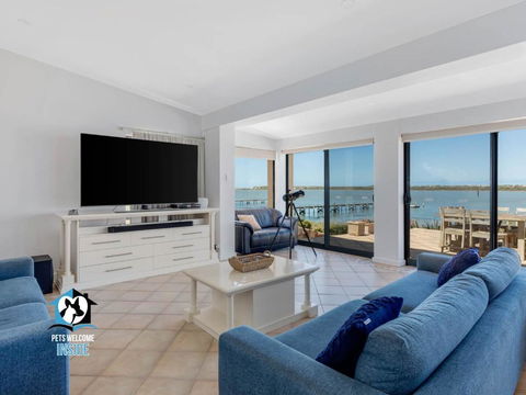 Absolute Water Frontage W/ Jetty + Boat Ramp - Accommodation Gladstone 1