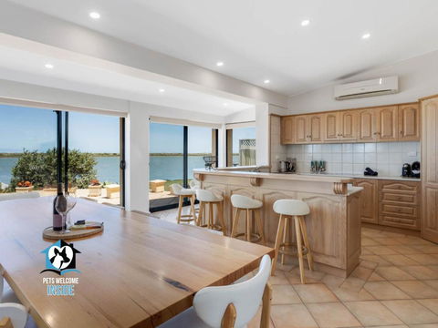 Absolute Water Frontage W/ Jetty + Boat Ramp - Accommodation Gladstone 2