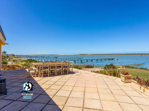 Absolute Water Frontage W/ Jetty + Boat Ramp - Accommodation Gladstone 4