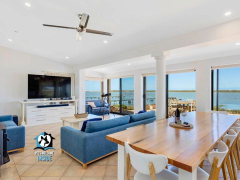 Absolute Water Frontage W/ Jetty + Boat Ramp - Accommodation Gladstone 0