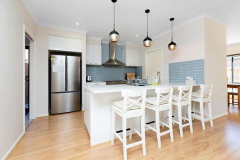 Absolutely Stunning - Bayside Point Cook 5BR Home - Accommodation Gladstone 2