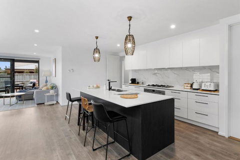 ADELPHI In The Point - Accommodation Gladstone 1