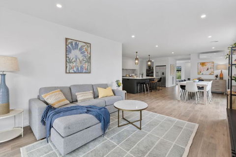 ADELPHI In The Point - Accommodation Gladstone 2