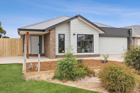 ADELPHI In The Point - Accommodation Gladstone 0