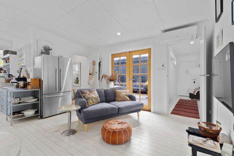 Adrift - Pet-friendly - 5 Min Walk To Bay - Rustic Charm - Accommodation Gladstone 1