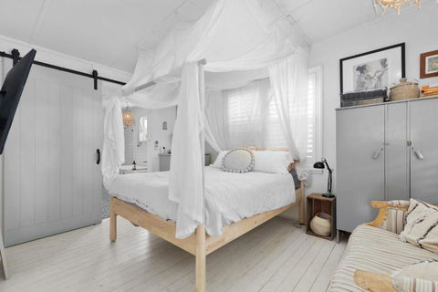 Adrift - Pet-friendly - 5 Min Walk To Bay - Rustic Charm - Accommodation Gladstone 2