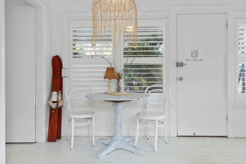 Adrift - Pet-friendly - 5 Min Walk To Bay - Rustic Charm - Accommodation Gladstone 3