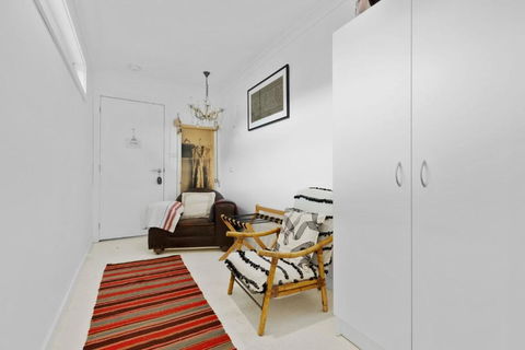 Adrift - Pet-friendly - 5 Min Walk To Bay - Rustic Charm - Accommodation Gladstone 4