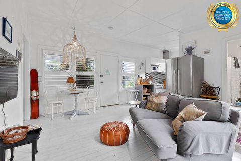 Adrift - Pet-friendly - 5 Min Walk To Bay - Rustic Charm - Accommodation Gladstone 0