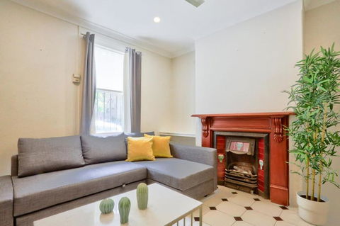 Affordable 3 Bedroom House Darlinghurst With 2 E-Bikes Included - Accommodation Gladstone 1