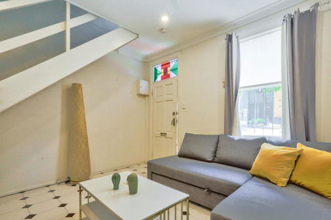 Affordable 3 Bedroom House Darlinghurst With 2 E-Bikes Included - Accommodation Gladstone 2