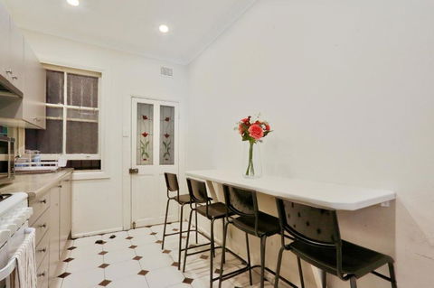 Affordable 3 Bedroom House Darlinghurst With 2 E-Bikes Included - Accommodation Gladstone 3