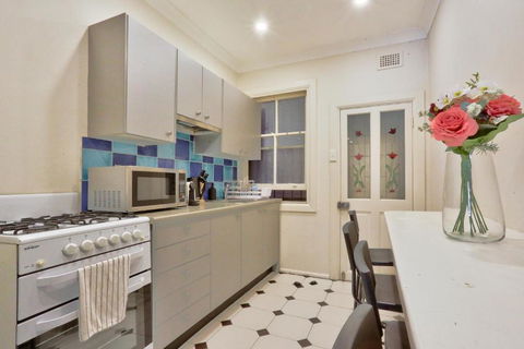 Affordable 3 Bedroom House Darlinghurst With 2 E-Bikes Included - Accommodation Gladstone 4