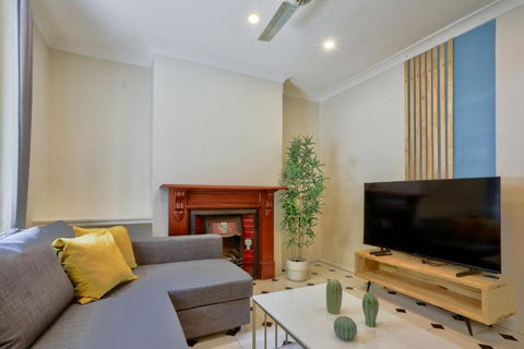 Affordable 3 Bedroom House Darlinghurst With 2 E-Bikes Included - Accommodation Gladstone 0