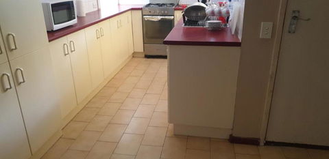 Affordable And Easy Access To Everything - Accommodation Gladstone 4