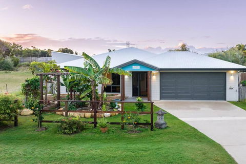 Agnes Retreat - 4 BR - 2 Min Walk To Beach - Accommodation Gladstone 0