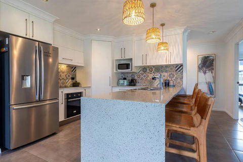 Agnes Retreat - 4 BR - 2 Min Walk To Beach - Accommodation Gladstone 2