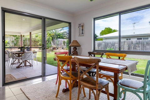 Agnes Retreat - 4 BR - 2 Min Walk To Beach - Accommodation Gladstone 4