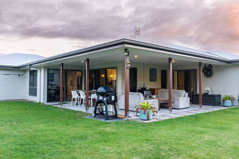 Agnes Retreat - 4 BR - 2 Min Walk To Beach - Accommodation Gladstone 1