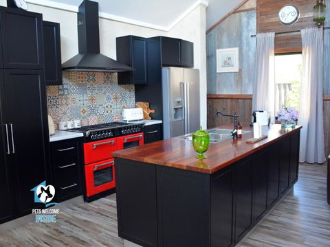 A Beautiful New Property, Walking Distance To The Beach In Esperance WA! - Accommodation Gladstone 4