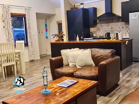 A Beautiful New Property, Walking Distance To The Beach In Esperance WA! - Accommodation Gladstone 1